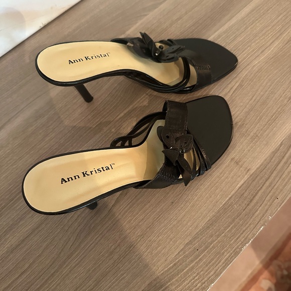 Ann Kristal “Mitzie” leather heels with butterfly detail. - Picture 4 of 5